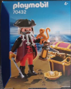 Pirate with chest with treasure