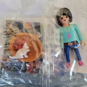Suprise Egg – Girl with cat and basket